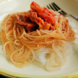 Kimchi_Soße_auf_Reisnudeln